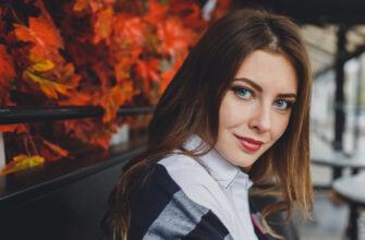 Портретная фотосессия в Ростове-на-Дону — портрет девушки с взглядом в камеру
