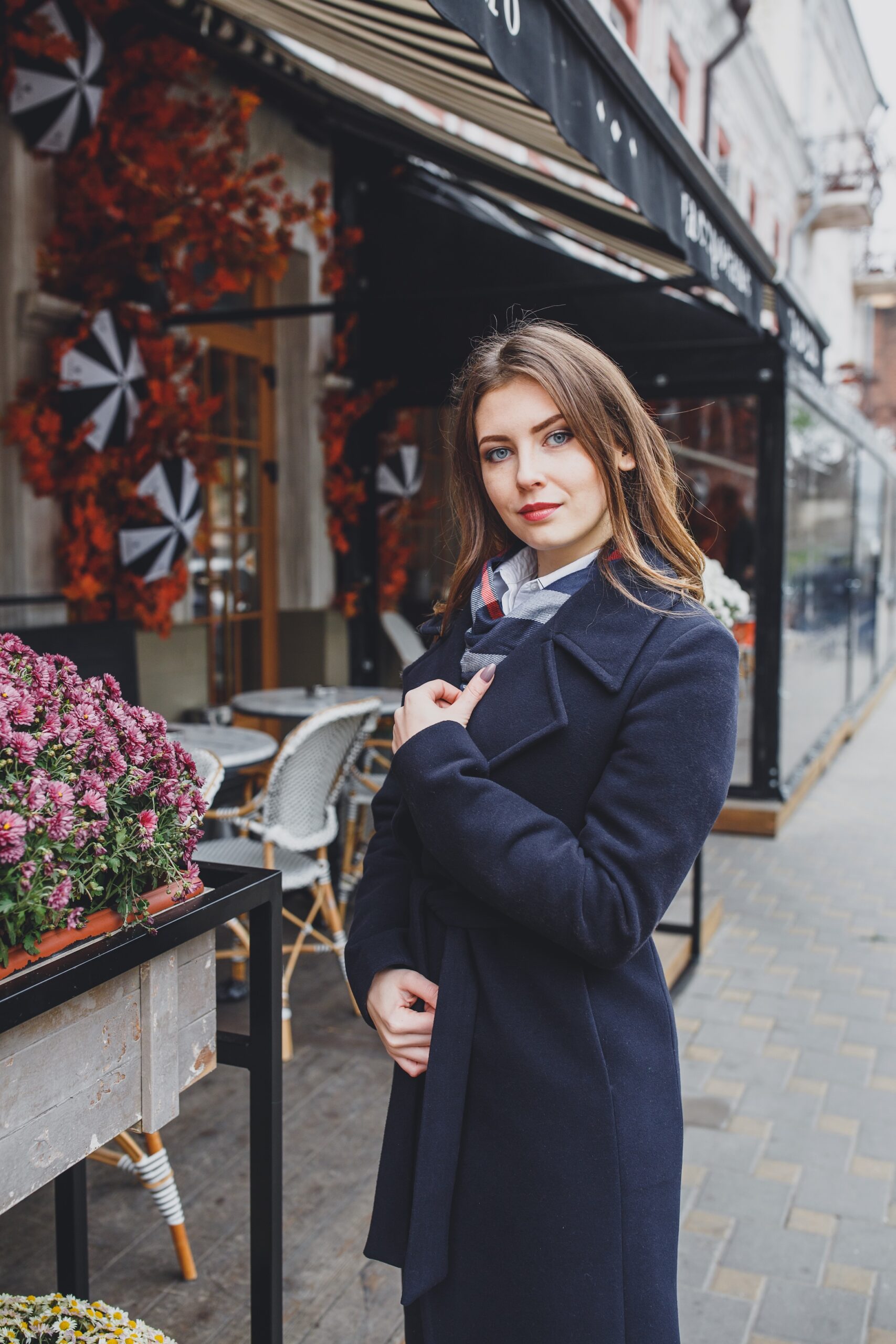 Портретная фотосессия в Ростове-на-Дону — девушка на осенней аллее в парке