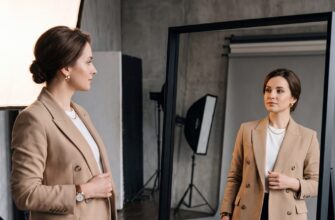 Подготовка к деловой фотосессии в Ростове-на-Дону — женщина в студии перед зеркалом