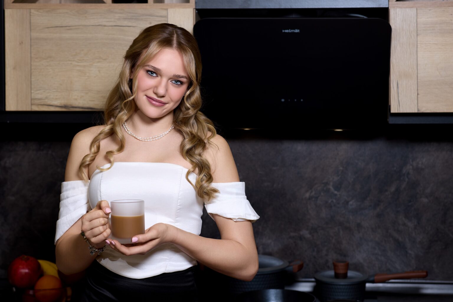Lifestyle-съёмка в Ростове-на-Дону — девушка с чашкой кофе на кухне с техникой Heimat