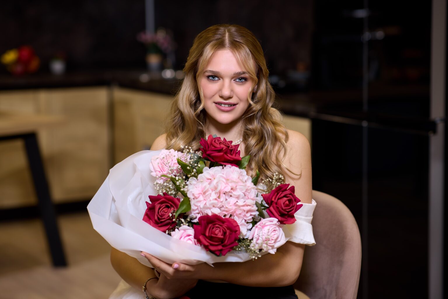 Lifestyle-съёмка в шоуруме Ростова-на-Дону — девушка с букетом роз и пионов на кухне