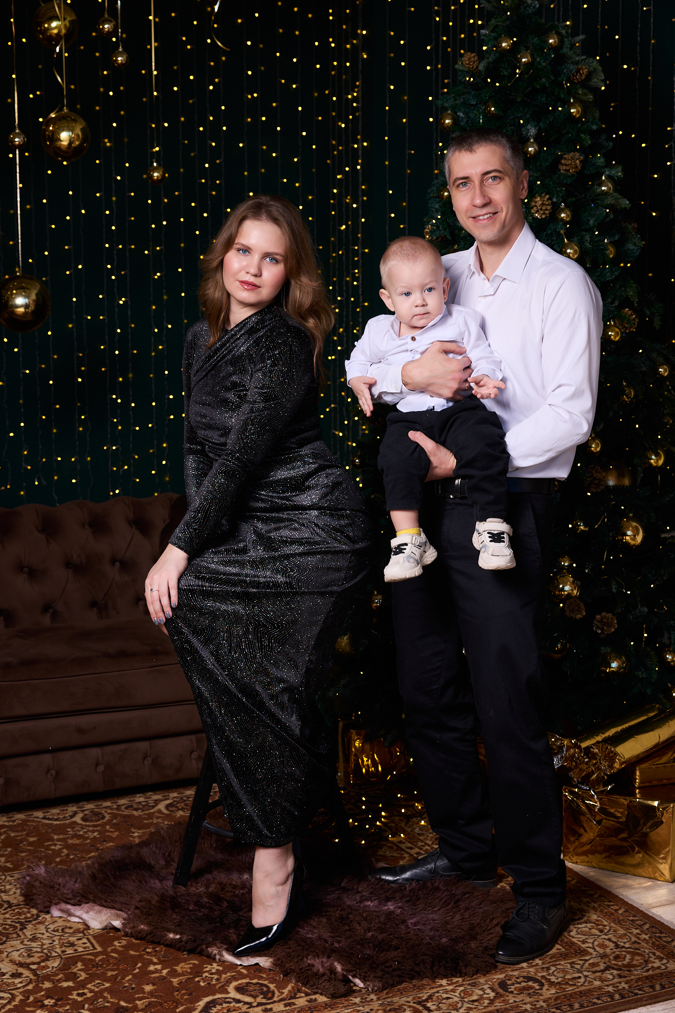 Семейная новогодняя фотосессия в Ростове-на-Дону — мама, папа и сын у новогодней ёлки