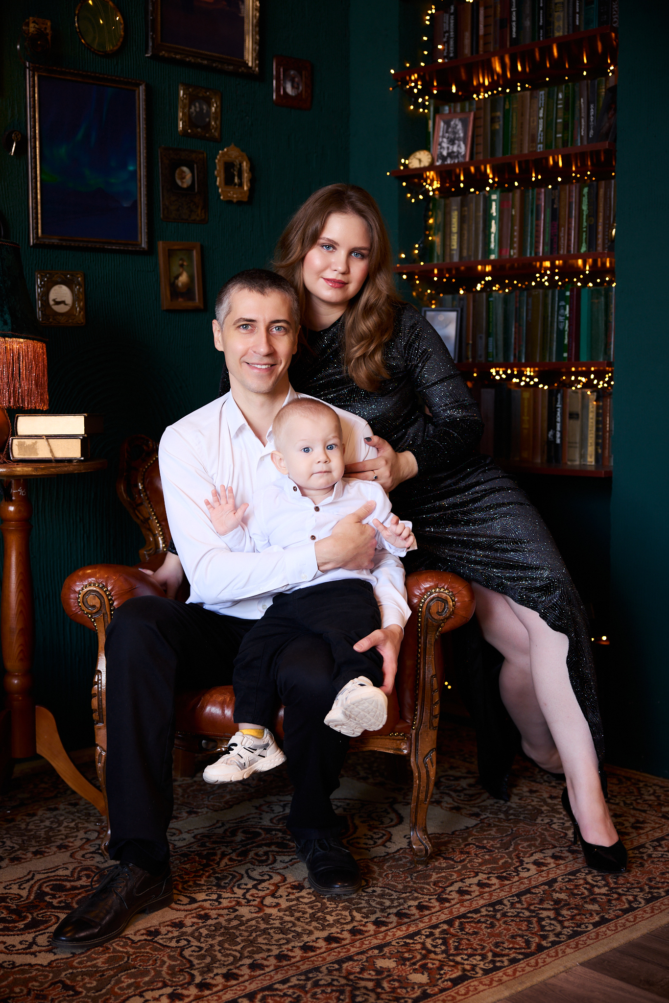 Семейная новогодняя фотосессия в Ростове-на-Дону — мама, папа и сын в библиотеке